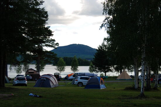 Blick über den Zeltplatz zum Gesundaberget
