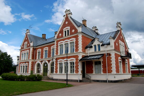 der Bahnhof von der Straßenseite