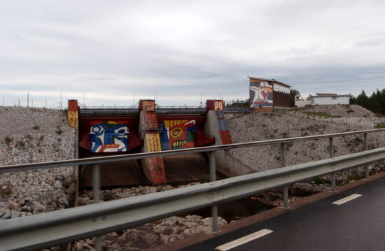 Vorbeifahrt am Damm-Kunstwerk