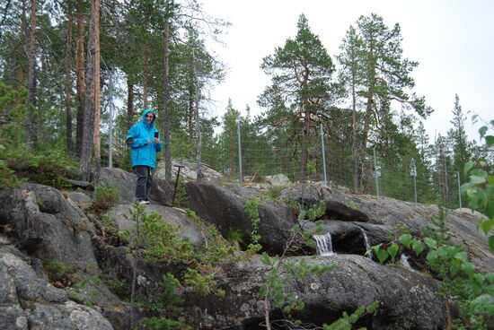 Christa blieb an einem kleinen Wasserfall zurück