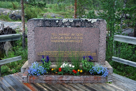 Gedenkstein für die beim Bau umgekommenen Arbeiter