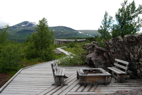 und durch das umliegende Gelände