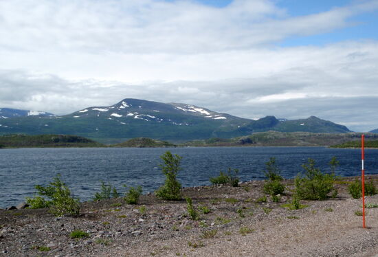 am seenartig gestauten Luleälven entlang