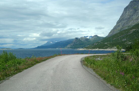 weiter führte die Straße am Wasser entlang