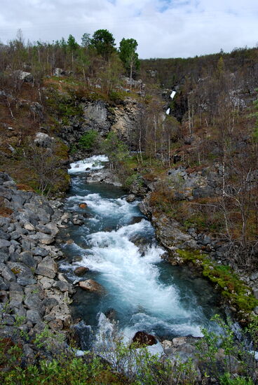 kleiner Wasserfall neben der Straße