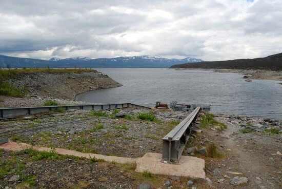 dann erreichten wir den Anleger des Bootes über den Akkajaure
je nach Wasserstand konnte er reguliert werden