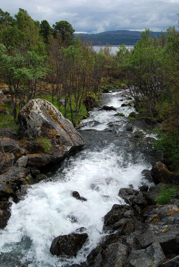Wasserfall neben der Straße mit Zufluß zum Luleälven