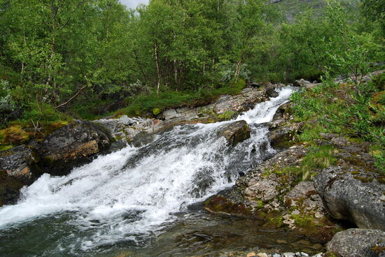 kleiner Wasserfall neben der Hütte