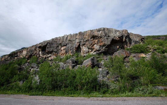 Felsformation neben der Straße