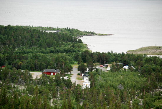 Blick zum Campingplats, rechts neben dem roten Servicehaus unser Wohnwagen