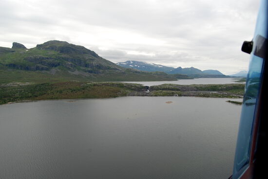 auf die Felskante des großen Wasserfalls zu