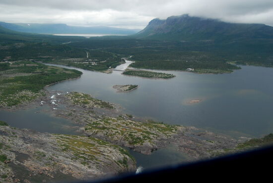 noch ein Blick über den See mit dem Campingplats halb links und dem Naturum halb rechts