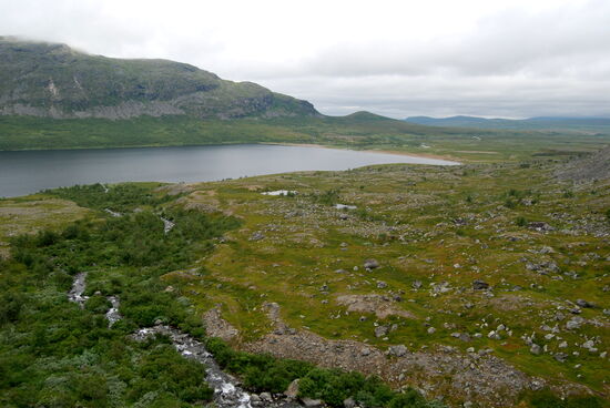 Blick über den See Betsávrre/Pjetsaure