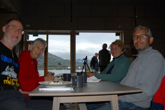 wo wir Våfflor med hjortronsylt - Waffeln mit Multebeeren aßen