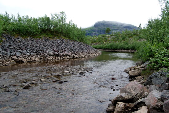 Weg am Flüßchen entlang
