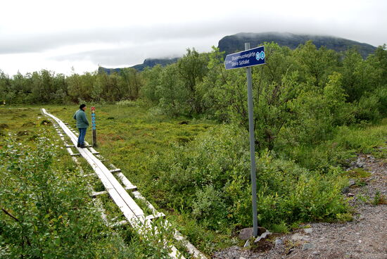 Beginn des Bohlenwegs zum oberen Wasserfall