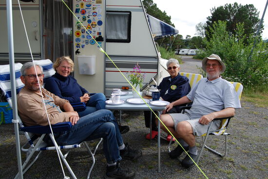Fika vor dem Wohnwagen