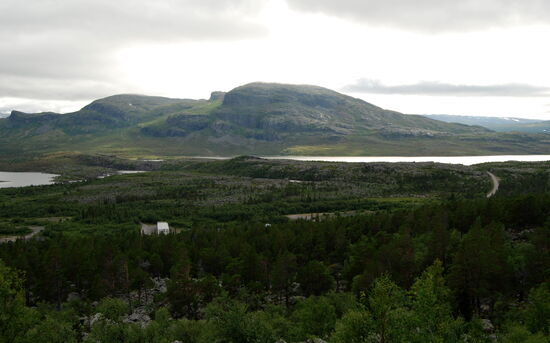 Blick von unserem Aussichtspunkt auf die Felskante des großen Wasserfalls