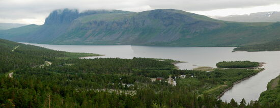Blick über den Campingplats zum südlichen See (zusammengesetztes Bild)