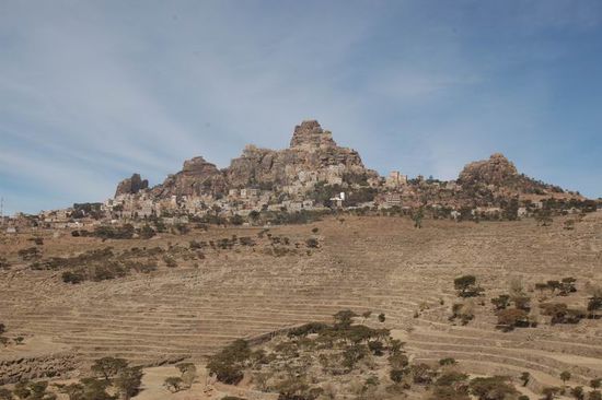 Al Tawilah 2700 Meter hoch wird von 5 Felstürmen überragt.