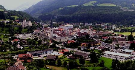 links die alte Burg davor der Kirchturm, rechts das untere Stadttor (im Hintergrund die Stützen der Tauernautobahn)