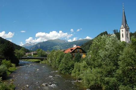 Kirchturm von Gmünd mit dem Stubeck, Reitereck und Malteiner Sonnblick (3002m Schnee)