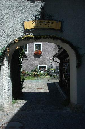 Kunstschmiede in der Gasse zur Burg