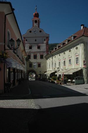 Hauptplatz Blick Richtung Stadttor (rechts kann man gut Essen!)