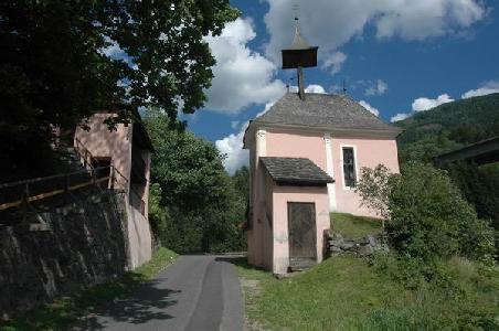 Links sitzen die Gläubigen, rechts der Altarraum