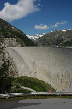 Die Staumauer (Der Kran in der Mitte ist für Bungy jumping 164m)
