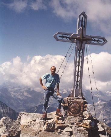 Das schönste Gipfelkreuz und der schönste Berg Kärntens - die Tauernkönigin - die Hochalmspitze (links in den Wolken der Großglockner)