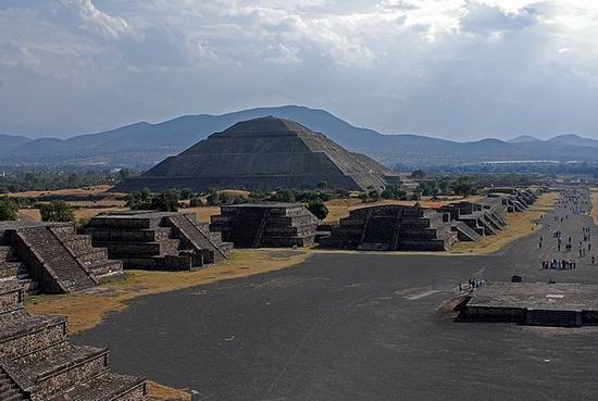 Sonnenpyramide von der Mondpyramide