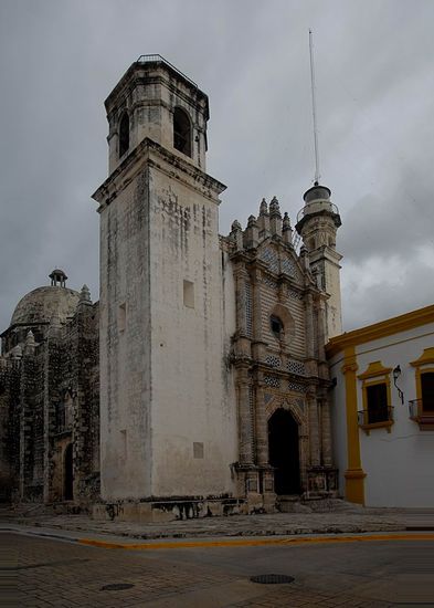 Kirche mit Leuchtturm