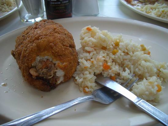 panierter Fisch, gefüllt mit Krabbenfleisch, Scampi, Rosinen,...