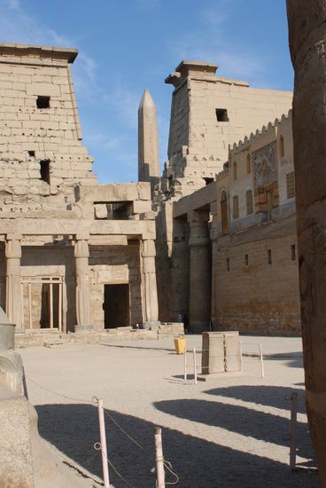 Luxor - rechts die Moschee