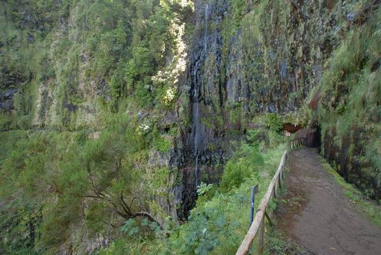 Schade, dass der alte Weg links vom Wasserfall verfällt und gesperrt ist!!