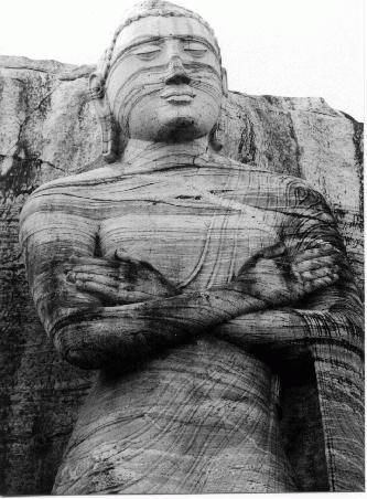 Stehender Buddha mit verschränkten Armen
