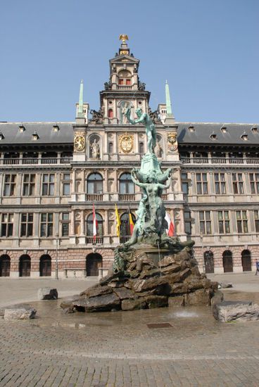 Brabobrunnen (der Soldat Silvius Brabo wirft die abgeschlagene Hand des Riesen Druon Antigon in die Schelde)