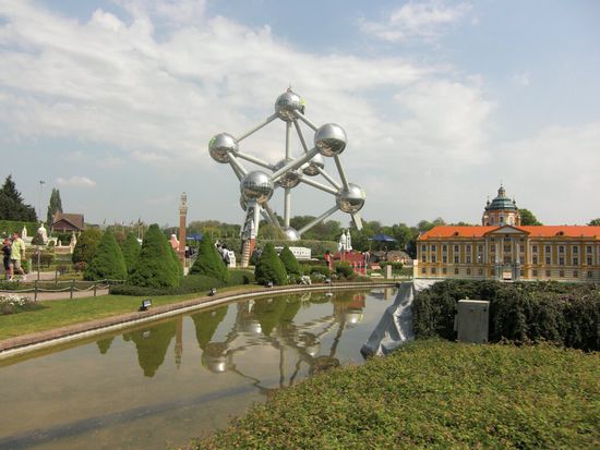 rechts sieht man das Stift Melk in Mini Europa