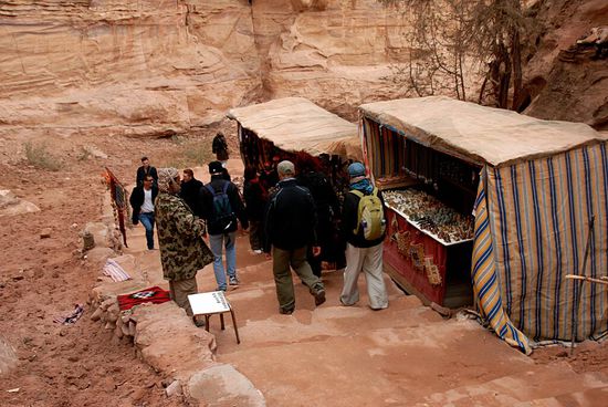 Der Weg zum Ed-Deir ist mit Verkaufsläden gespickt (1996 war kein einziger hier)