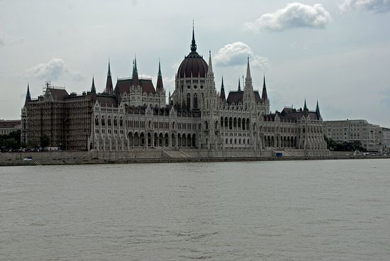 Parlament (268 m lang, 118 m breit und 96 m hoch)