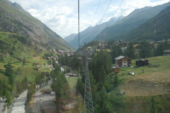 Blick von der Gondel auf Zermatt