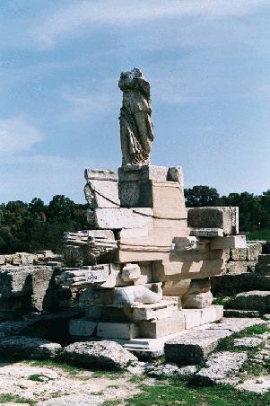 Denkmal in Kyrene in Gestalt eines Schiffsbugs
