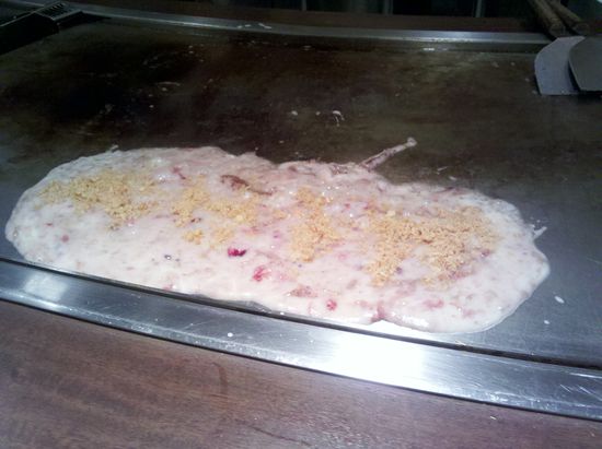 Der Nachtisch sieht aus wie Mageninhalt, ist aber köstlich gemischt aus Kirschen, Sahne, weißer Schokolade und noch mehr. Zubereitet ebenfalls auf der heißen Platte