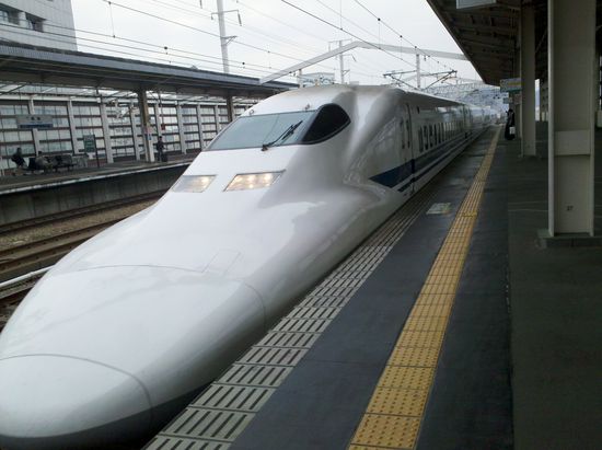 Zugfahren ist, gerade als ausländer, absolut bequem und erschwinglich. Die Züge fahren pünktlich, häufig und bieten vie Platz. Eine gewisse Eingewöhnung ist aber schon notwendig um sich auf den quirligen Bahnhöfen zurecht zu finden...