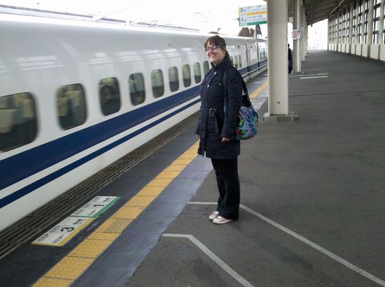 Auf dem Boden sind Linien die die Position der Türen anzeigen. Stets wird sich brav geordnet an den Linien angestellt