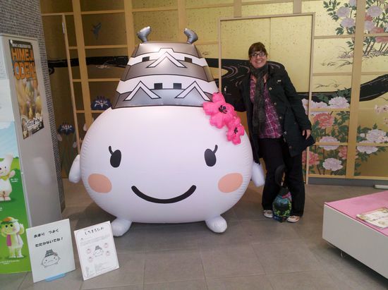 Überall grinsen einen niedliche Viecher und Maskotchen an. Oft sind Warnungen mit diesen Figuren dargestellt. Das hier ist übrigends das Maskotchen von Himeji