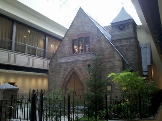 Japaner lieben auch Kitsch. Das hier ist eine Hochzeitskathedrale im 22. Stock unseres Hotels in Osaka