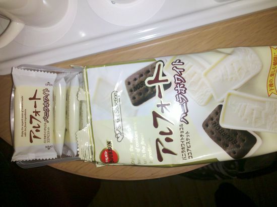 Totale Verschwendung. Alles ist irgendwie übermäßig und unnötigerweise eingepackt. Hier z.B. jeder Kecks einzeln. Ständig bekommt man Plastiktüten zum Einkauf dazu und oft sind sogar die Flyer, die auf der Straße verteilt werden, noch in Folie verpackt