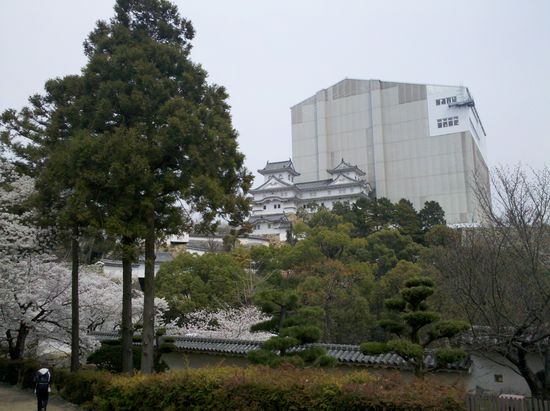 Im Hintergrund der "Sarkophag"
